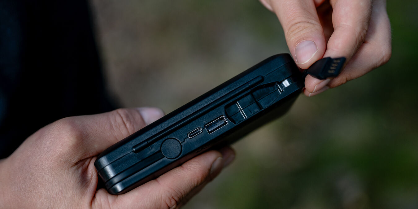 Ładowarka Newell podwójna LCD-PB-SD do Sony NP-FZ100 z funkcją powerbanku i czytnikiem kart SD