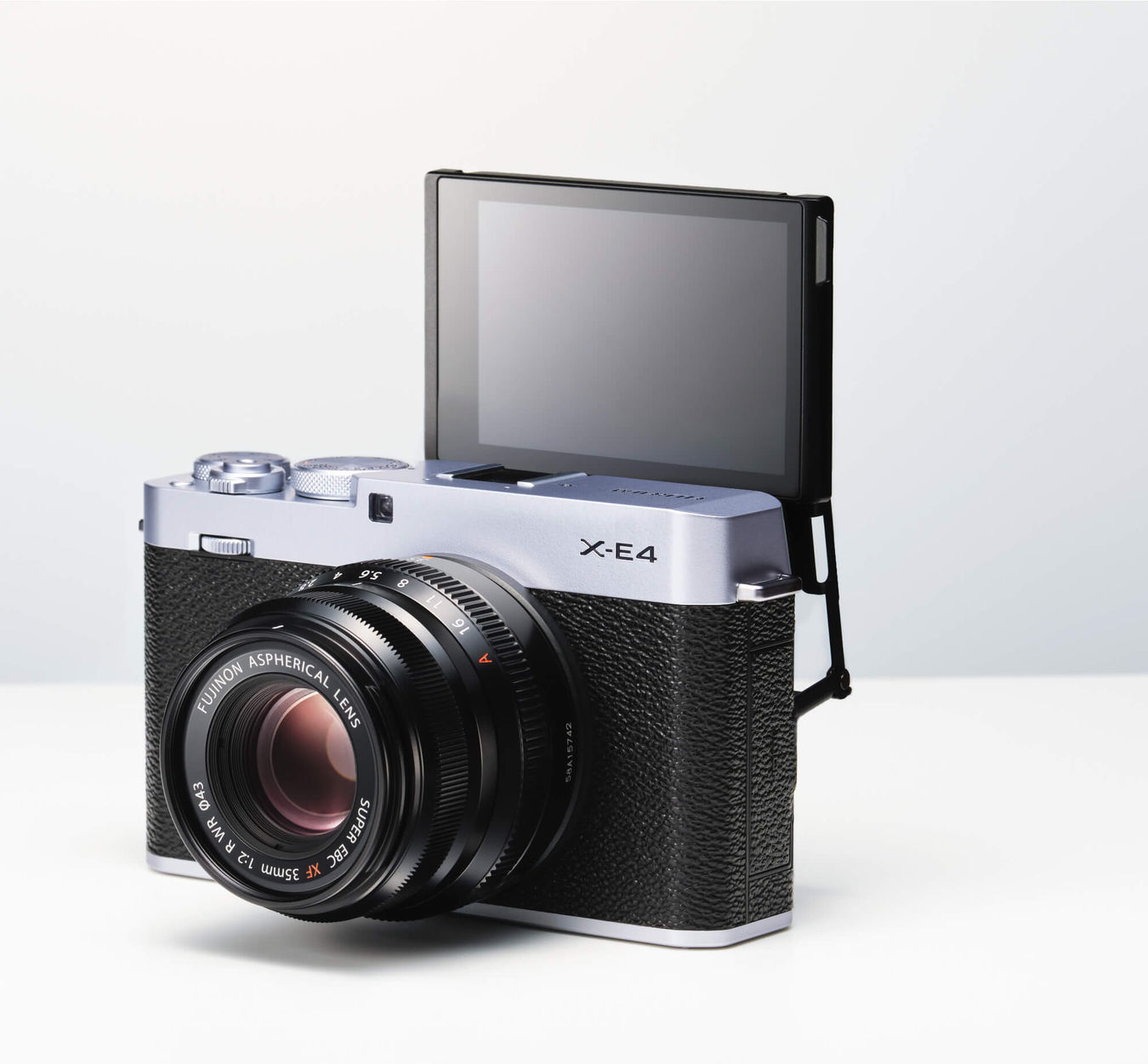 Bezlusterkowiec Fujifilm X-E4 srebrny + Fujinon XF 27mm f/2.8 R WR + skórzany futerał BLC-XE4 gratis!