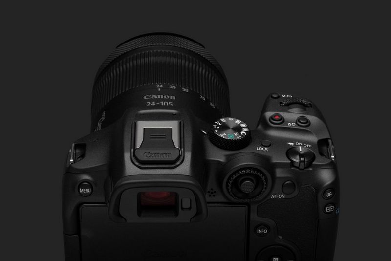 Canon R7 ergonomia pracy z przyciskami na korpusie