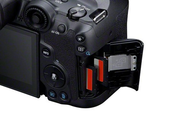 Canon R7 ergonomia pracy z podwójnym gniazdem karty pamięci