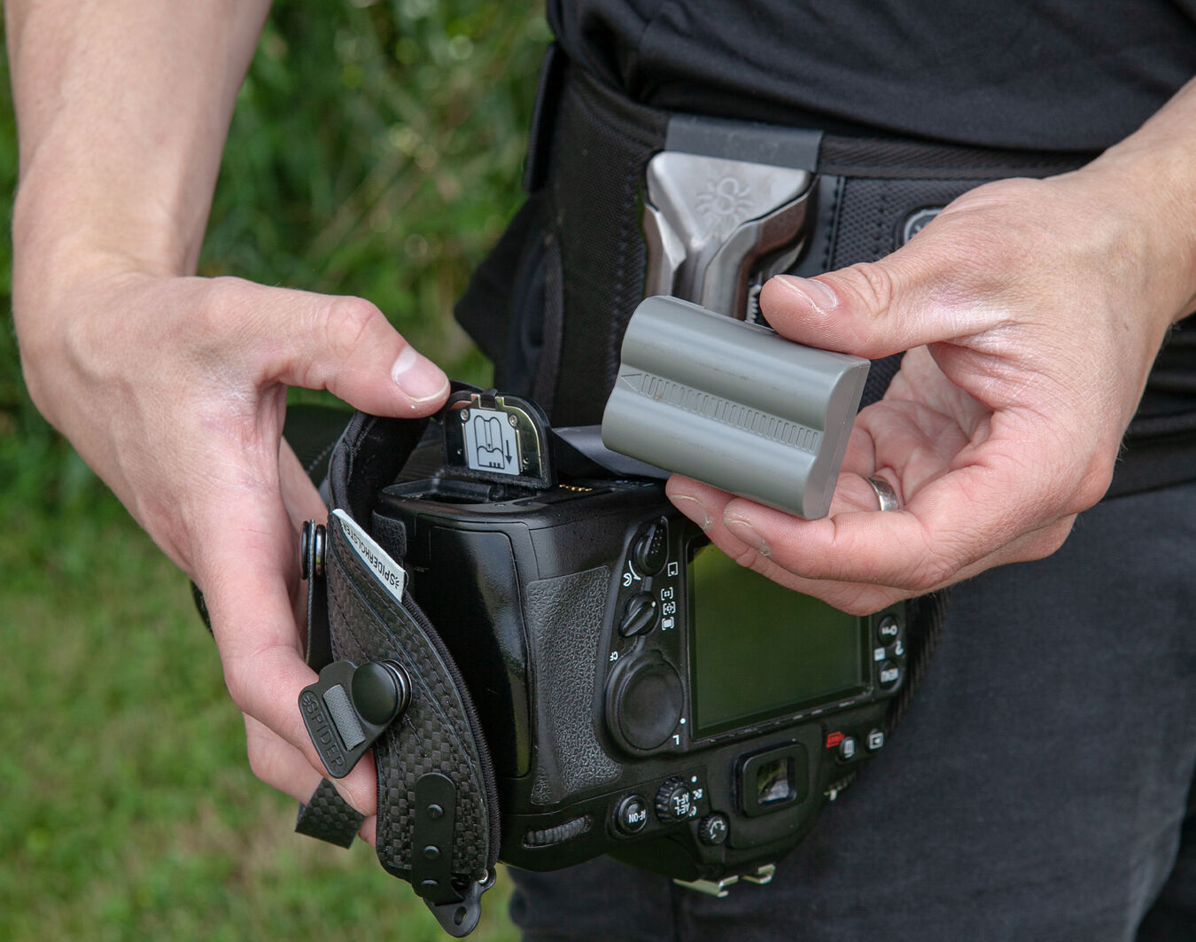 Skórzany pasek na rękę Spider Camera Holster SpiderPro Hand Strap v2 - Black