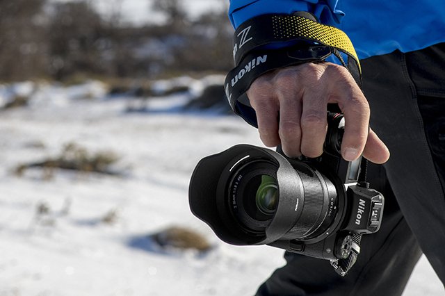 Bezlusterkowiec Nikon Z6 + adapter FTZ + karta Sony XQD + klatka smallRig (Komisowy) - zdjęcia przedstawiają oferowany aparat.