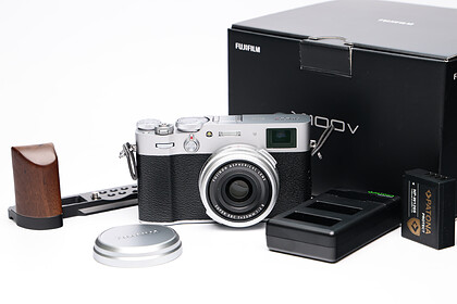 Aparat Fujifilm X100 V srebrny - sn:32M03098 + grip fotopro QAL-X100VI - Komis