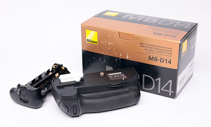 Pojemnik na baterie Nikon MB-D14 sn:2019269 - Używany