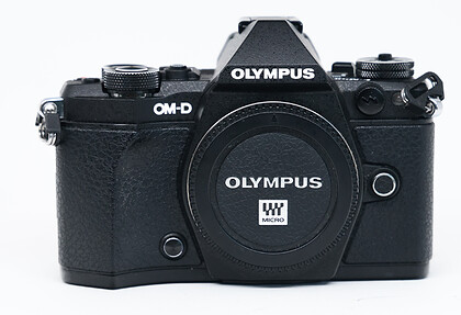 Bezlusterkowiec Olympus OM-D E-M5 Mark II (body) - sn:BHEA65188 - Używany + Grip