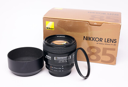 Nikkor AF 85mm f/1,8D - sn:2026039 - Komis