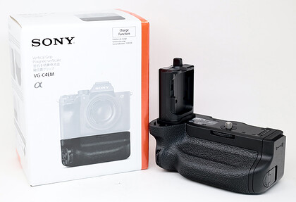 Sony pojemnik na baterie VG-C4EM (do aparatów α9 II, α7R IV, a7S III) - sn:335859 - Komis